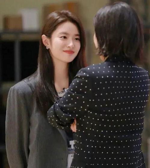 为了吃瓜她进娱乐圈免费,她毅然踏入娱乐圈，开启璀璨星途  第3张